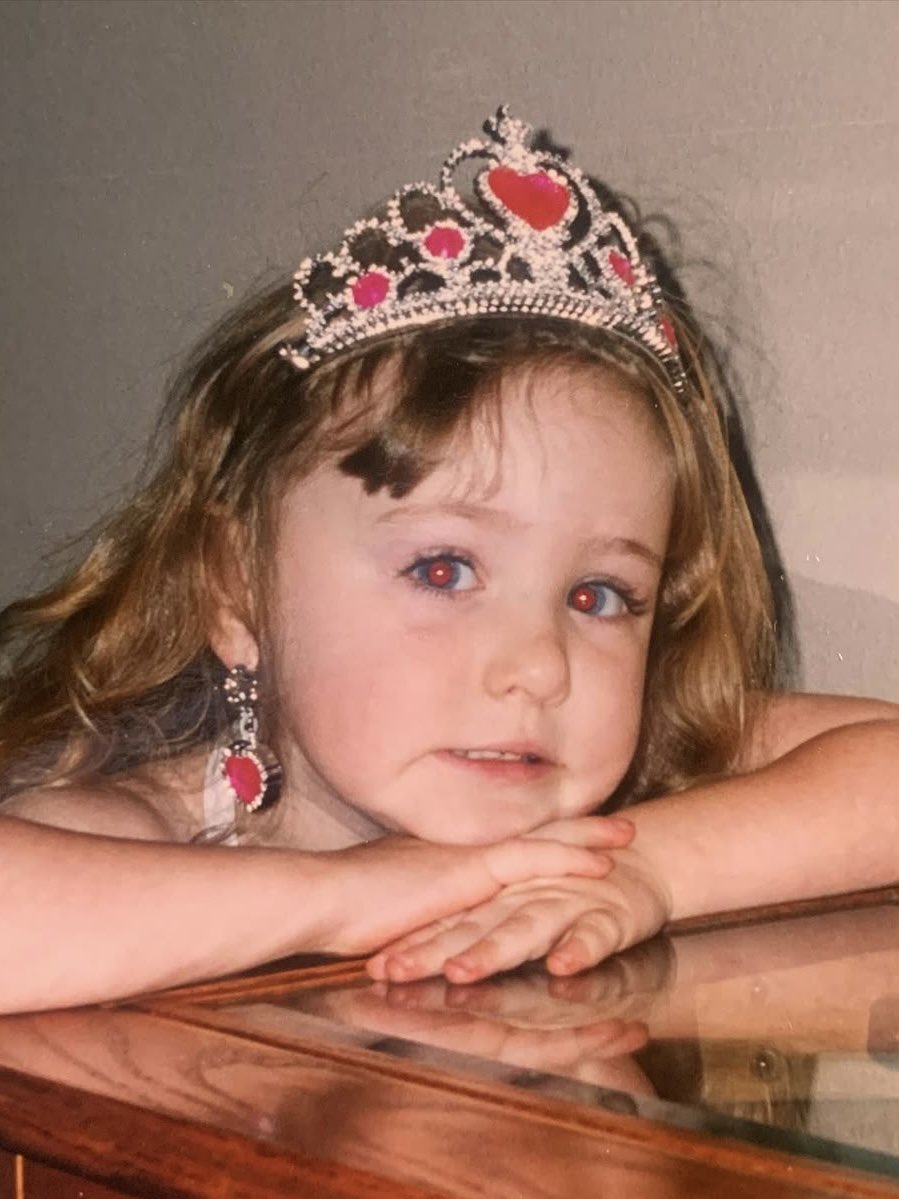 dailyroan's tweet photo. chappell roan’s advice for her younger self:

“do things that make you so uncomfortable you almost throw up. like getting on stage &amp; messing up, saying no to someone, […] or bothering the hell out of someone to get back to you about a job application, or a song, or coffee, etc.” https://t.co/xtgfkDaKTZ