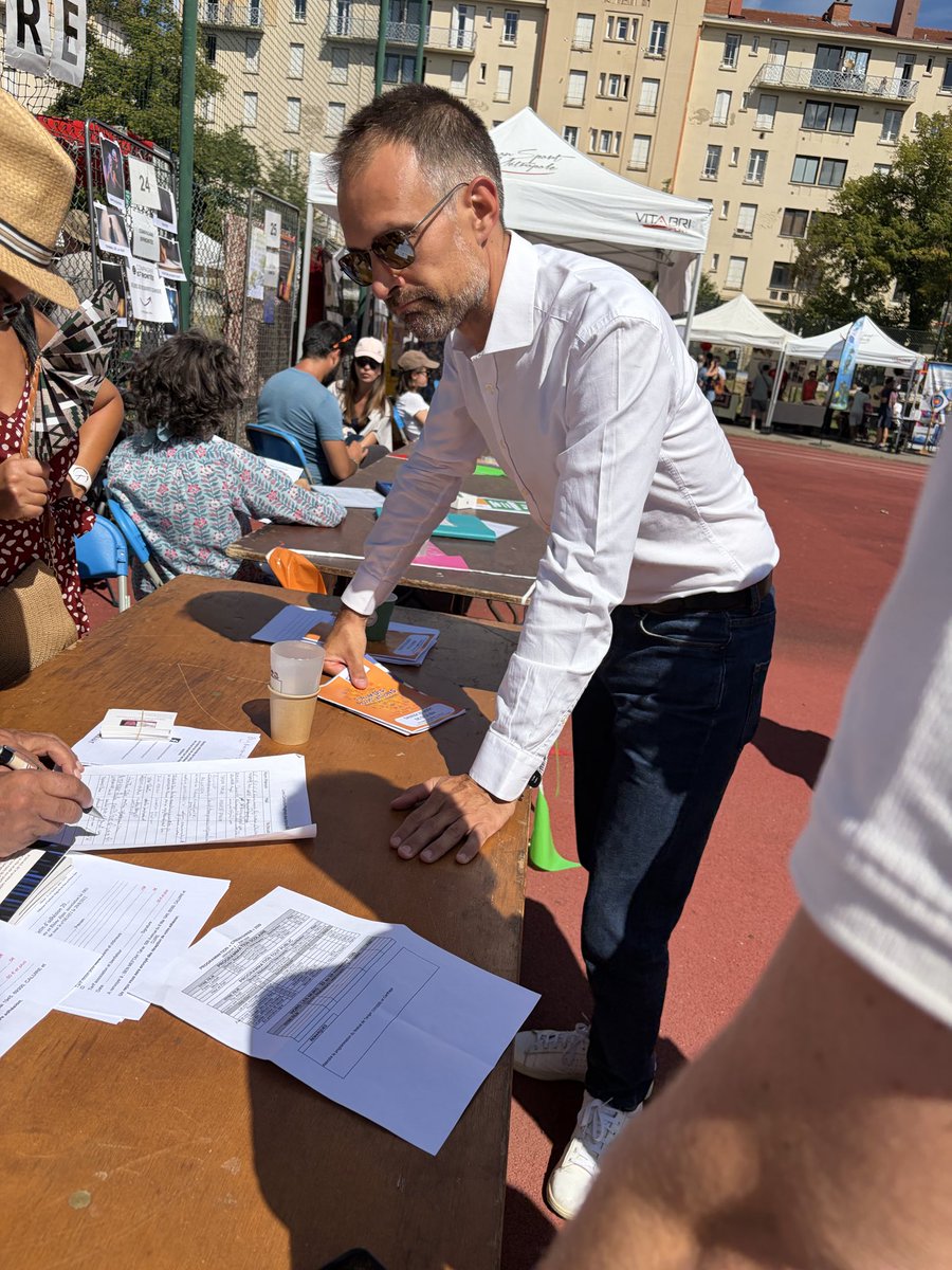 PierreTherond's tweet photo. Des échanges passionnés avec les membres des associations présentes au forum des associations de #Lyon1
Bravo pour votre engagement ! #culture #sport #solidarité https://t.co/n5qk9FSvwW