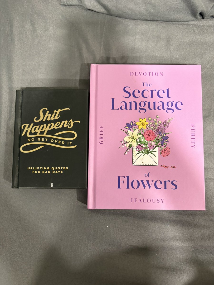 Whattheworldddd's tweet photo. ส่งต่อค่ะ สภาพดี สนใจ dm มาได้เลยนะคะ มีค่าส่ง 40  #หนังสือมือสอง #นิยายมือสอง #debutordie https://t.co/0inz0FpNjd