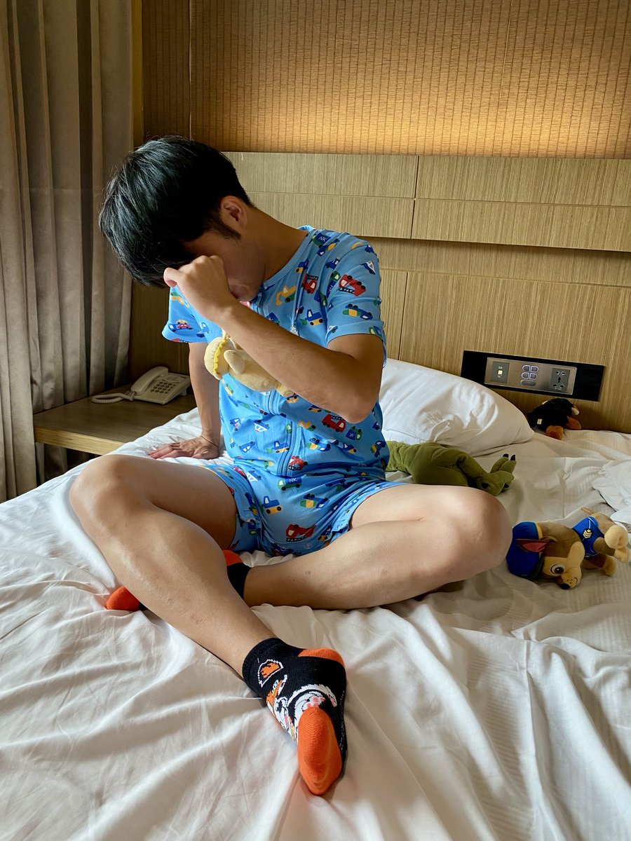 Alexanderabdl's tweet photo. Good morning ☀️ 

寶寶穿著@nightyknights99 的車車連身衣睡覺是不是超可愛啊🥰

看看起床後的寶寶還不想把連身衣脫掉，繼續穿著玩玩具就知道這連身衣穿起來多舒服了吧～

看著這個圓滾滾的屁屁，是不是很想拍一拍呢？😆

#abdl https://t.co/52wukHE4r8