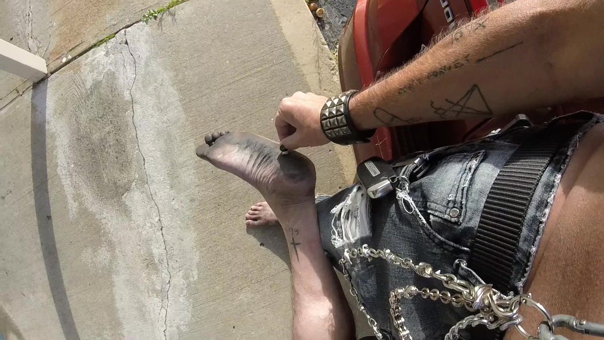 PainFreakTrash's tweet photo. Monday Trash-  Today's daily video is up on my  Patreon, JFF, LoyalFans. Links in bio and https://t.co/XDUArl7ww2 
#barefeet #barefoot #dirtyfeet #noshirt #nipplechains https://t.co/tMTCP8yCoU