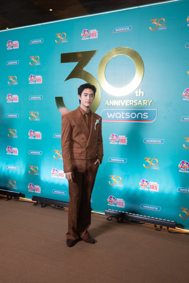 prjipata's tweet photo. ฉลอง 30 ปี วัตสัน ประเทศไทย “ซี-นุนิว” ควงคู่แท็กทีม! นำ���ัพซุปตาร์ เสิร์ฟโมเมนต์สุดฟินใน “30 ปีวัตสัน…เพื่อนที่อยู่ข้างคุณทุกโมเมนต์”

เรียกว่าครบรอบ 30 ปีทั้งที วัตสัน ประเทศไทย ผู้นำร้านค้าปลีกด้านสุขภาพและความงามอันดับหนึ่งของประเทศ จัดเต็มความสนุกแบบครบเครื่อง ชูคอนเซ็ปต์ “30 Years Celebration of Friendship” 30 ปีวัตสัน…เพื่อนที่อยู่ข้างคุณทุกโมเมนต์ ฉลอง 3 ทศวรรษแห่งมิตรภาพกันแบบยิ่งใหญ่ โดยแท็กทีมเหล่าศิลปิน ดารา เซเลบริตี้ตัวท็อป และแบรนด์พาร์ทเนอร์ชั้นนำ มาร่วมสร้างโมเมนต์แห่งความสุขกันแบบเน้นๆ โดยมีคู่หูสุดฮอต “ซี พฤกษ์ – นุนิว ชวรินทร์” รับหน้าที่นำทีมส่งตรงค���ามฟินและความสนุก พร้อมเสิร์ฟโมเมนต์น่ารักจนแฟนๆ ยิ้มแก้มแตก ณ ไอคอนสยาม

เปิดงานด้วยบรรยากาศสุดคึกคัก เมื่อเหล่าคนดัง เซเลบริตี้ และแบรนด์พาร์ทเนอร์ชั้นนำทยอยตบเท้าเข้าร่วมแสดงความยินดีกับวัตสันกันอย่างคับคั่ง  แต่ทันทีที่ “ซี–นุนิว” ปรากฏตัวพร้อมกันก็ได้รับเสียงกรี๊ดจากแฟนๆ แบบเต็มอิ่ม เรียกว่าความฮอตของคู่นี้เข้ากับธีมเพื่อนซี้แบบเกินต้าน เพราะไม่ว่าจะมองมุมไหนก็มีแต่ช็อตน่ารักๆ ให้ทุกคน ได้เก็บโมเมนต์ชวนฮ็อบกันรัวๆ

อ่านต่อที่  https://t.co/36p7ElNlOL

#WatsonsTH #30thWatsonsAnniversary #30ปีวัตสัน_เพื่อนที่อยู่ข้างคุณทุกโมเมนต์ #ASWatson185 #WatsonsxZeeNunew #Gemini_nt #ZeeNuNew
#tontawan #TateMyron #IN2ITxPopSirat #thatsppp #AomSushar #หมอเจี๊ยบลลนา #yoghurtnattasha #uppoompat