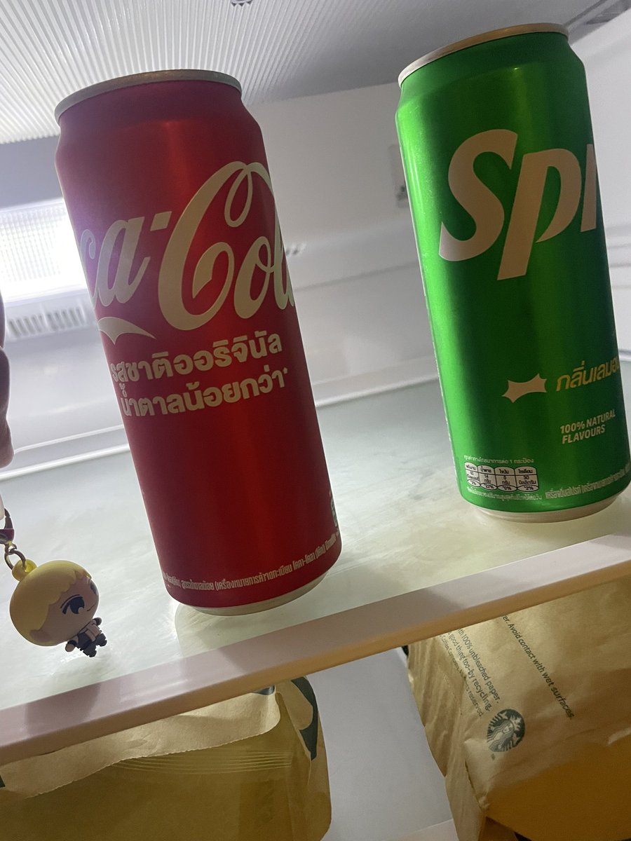 agepan_173's tweet photo. ホテルの冷蔵庫にコーラあってテンションアゲアゲみっちゃん💛 https://t.co/qo4nV5B2Dh