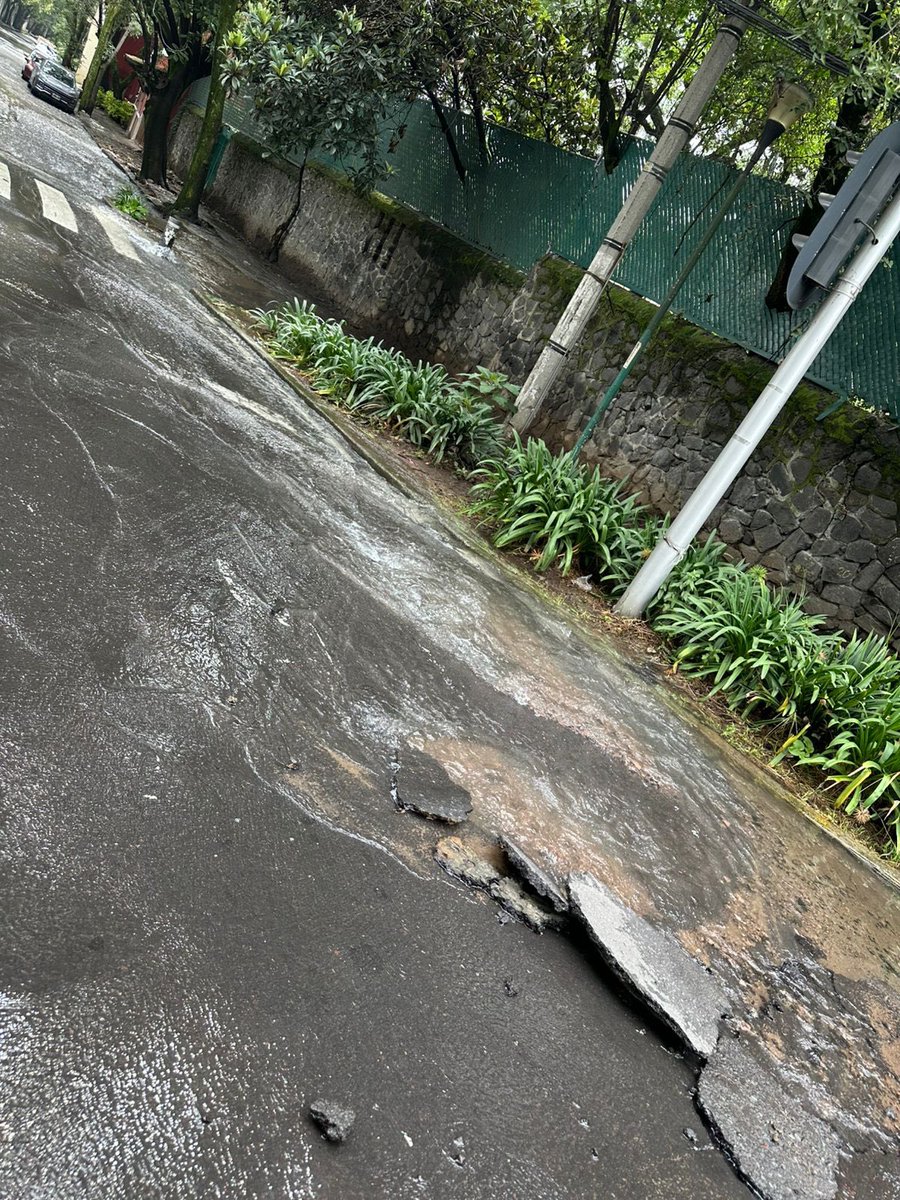 vecocamacho's tweet photo. Fuga de agua masiva en @AlcaldiaAO urge detener el desperdicio de agua @SacmexCDMX @SGIA_CDMX @GobCDMX  @C5_CDMX @Locatel_CDMX @LopezCasarinJ https://t.co/C92GNdX6ti