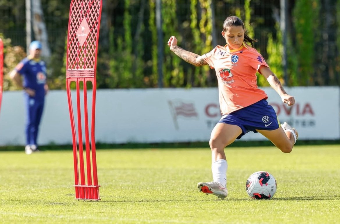 SereiasDaVila's tweet photo. A nossa #SereiaDaVila Evelin Bonifácio segue treinando com a #SeleçãoBrasileiraDeBase. 

No dia 5 de setembro, o Brasil enfrenta a Tanzânia em sua estreia. Pra cima, Brasil! 🇧🇷

📸 Luciana Vermell / CBF https://t.co/wfWKnfsMBG