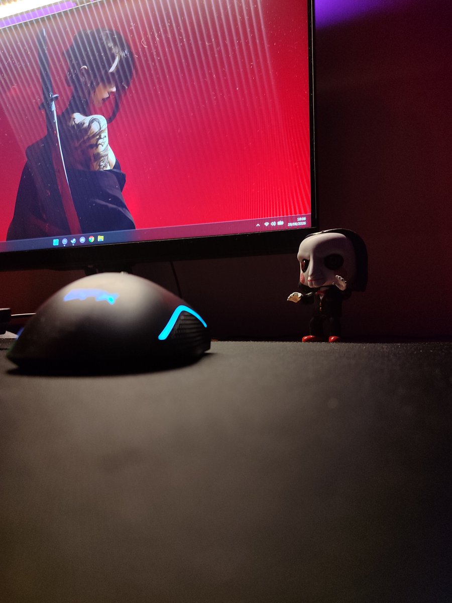 douglasamaia's tweet photo. Finalmente deixei meu setup um pouco mais clean. Agora preciso trocar meu mouse pad e colocar um suporte articulado e um LED na parte de trás da mesa para ficar 100%. https://t.co/UTrsMqrfZ3