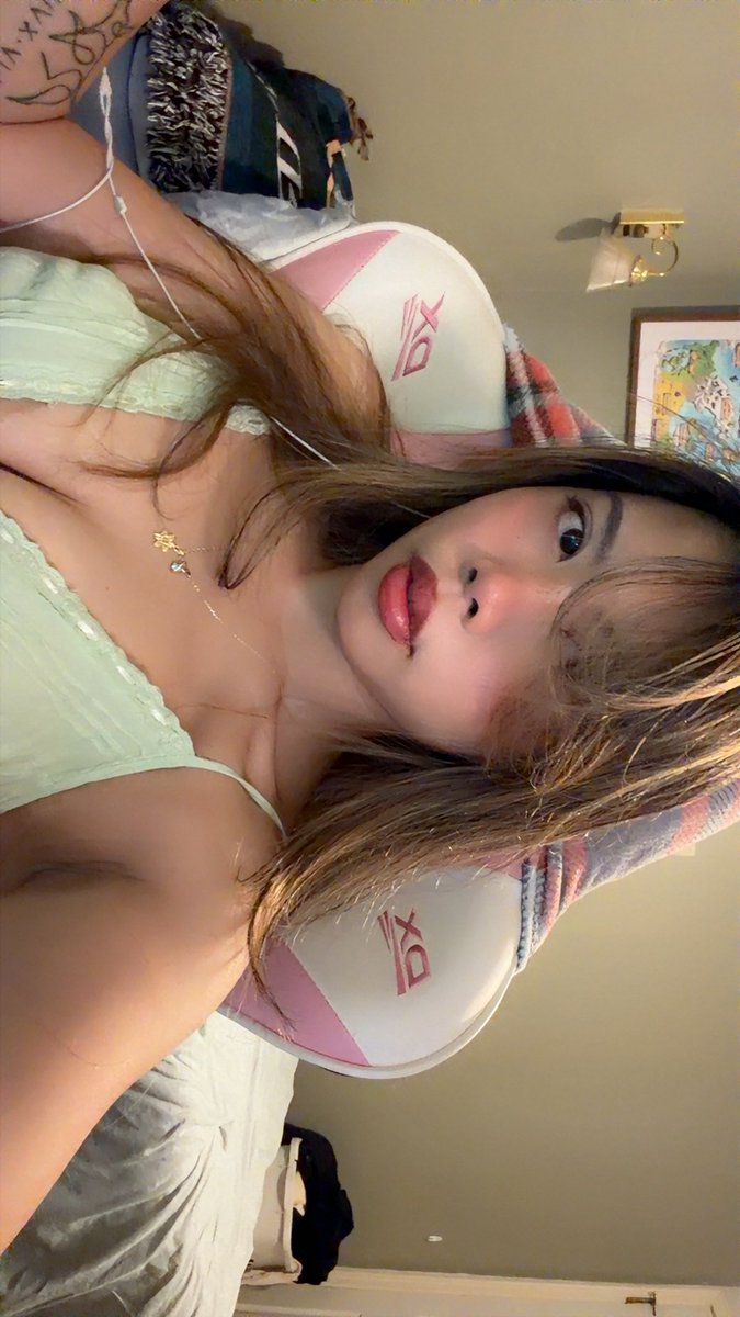 puckykat's tweet photo. I love dressing up to play league of legends every night :D (and maplestory but nobody ever cares about that) https://t.co/XlGFHaKKHh