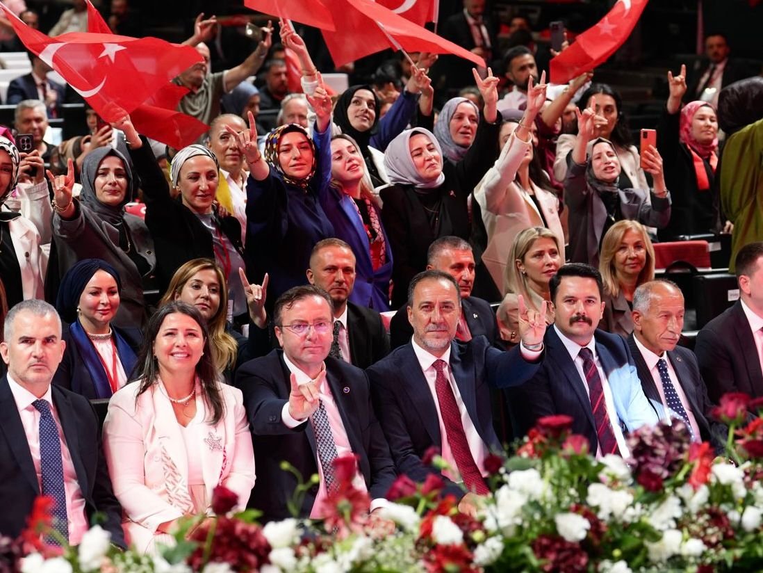 _MHPistanbul_'s tweet photo. İl Başkanımız Sn. @BBvolkanyilmaz’ın seçildiği, Divan Başkanlığını TBMM Başkanvekili İstanbul Milletvekilimiz Sn. Celal ADAN, Divan Başkan Yardımcılığını MHP MYK Üyemiz Sn. Yavuz TELLİOĞLU, Divan Katipliğini MHP MYK Üyemiz Sn. Metehan ÖZKAN, Divan Üyeliğini MHP MYK Üyemiz Sn. Hayati ARKAZ ve 27.Dönem Milletvekilimiz Sn. Cemal ÇETİN’in yaptığı, Genel Başkan Yardımcılarımız İstanbul Milletvekillerimiz Sn. Feti YILDIZ, Sn. İsmail Faruk AKSU, Ülkü Ocakları İl Başkanımız Sn. Alparslan DOĞAN ve kıymetli dava arkadaşlarımızın katıldığı MHP İstanbul İl Başkanlığı Olağan Kongremizden Kareler. 🇹🇷