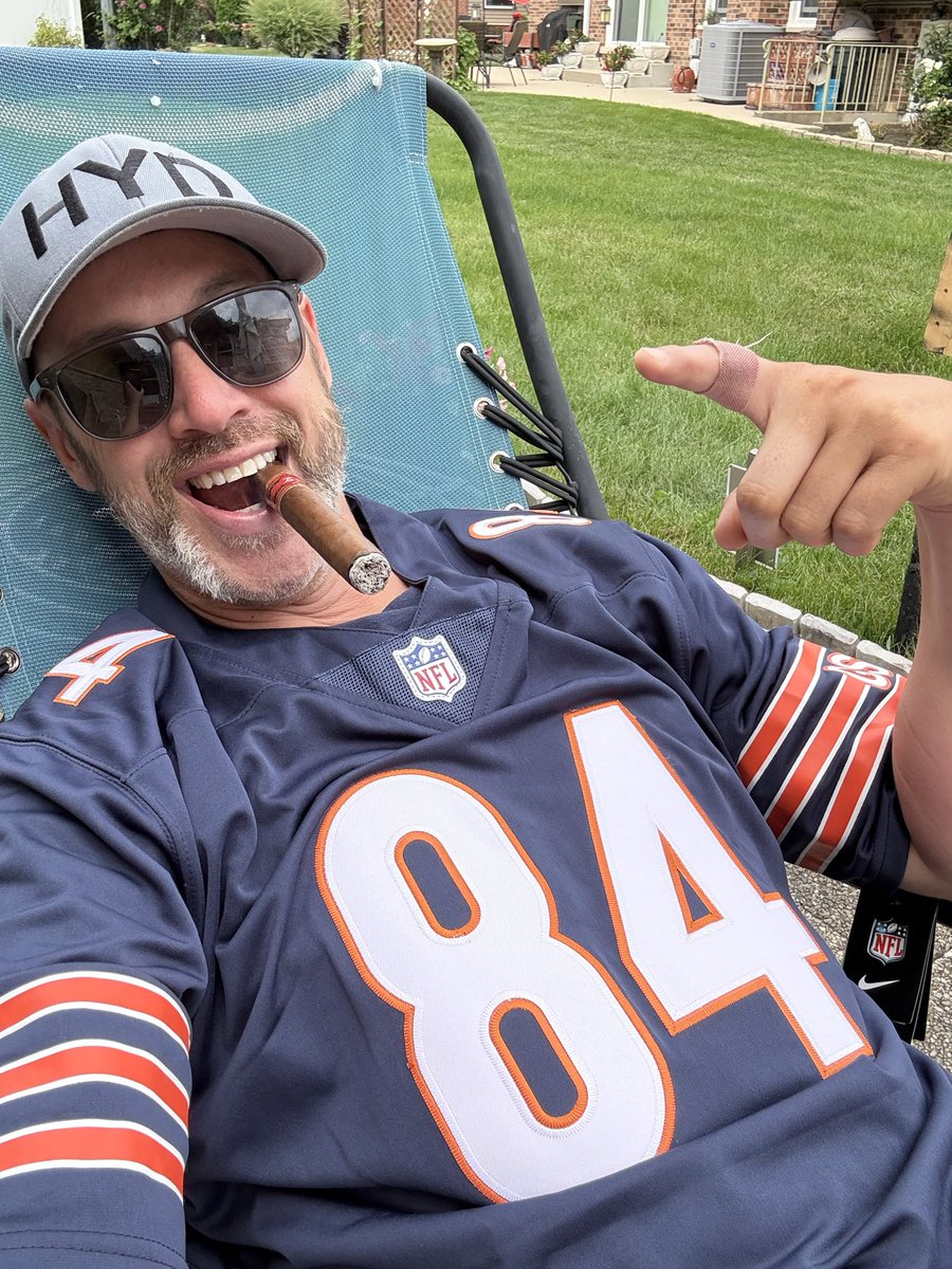 Steve_CigarGuy's tweet photo. Knuckle Sandwich, last preseason game 🐻⬇️ #dabears #cigars #botl #cigarlife #stogies https://t.co/bXIuGEUYql
