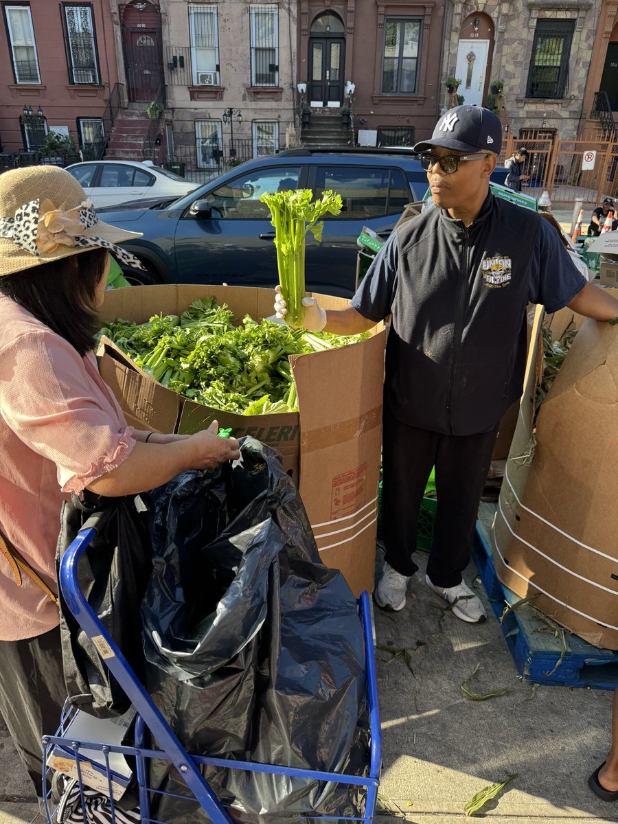 opendoorflc's tweet photo. Neighbors Helping Neighbors!

We’re here each week providing groceries, support, and a helping hand to our neighbors. 

📍 999 Greene Avenue, Brooklyn, NY
🗓 Every Saturday | ⏰ 8:30 AM–10:30 AM

Learn more or get involved: https://t.co/c9miDIj71f https://t.co/fqM1O8uwgL