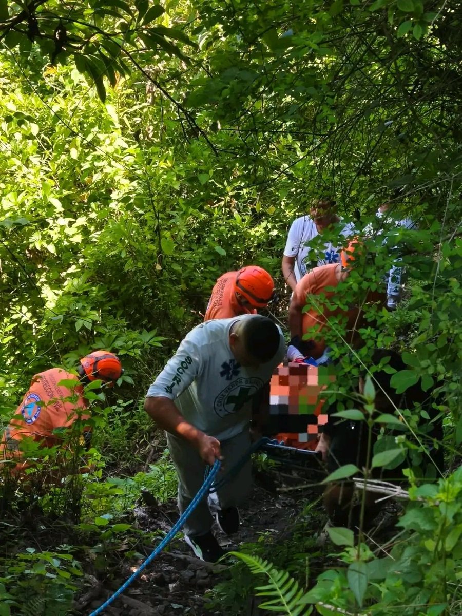 Informa2ESA's tweet photo. 🚨 MUJER ES EVACUADA TRAS ACCIDENTE EN EL BOQUERÓN

Una jornada de senderismo terminó en emergencia luego de que una mujer sufriera una caída en el Parque Nacional El Boquerón, Santa Tecla.

Equipos de Cruz Verde Santa Tecla y Protección Civil trabajaron para ponerla a salvo y sacarla del lugar. La lesionada fue entregada al personal del SEM, que la trasladó a un centro asistencial para recibir atención médica.