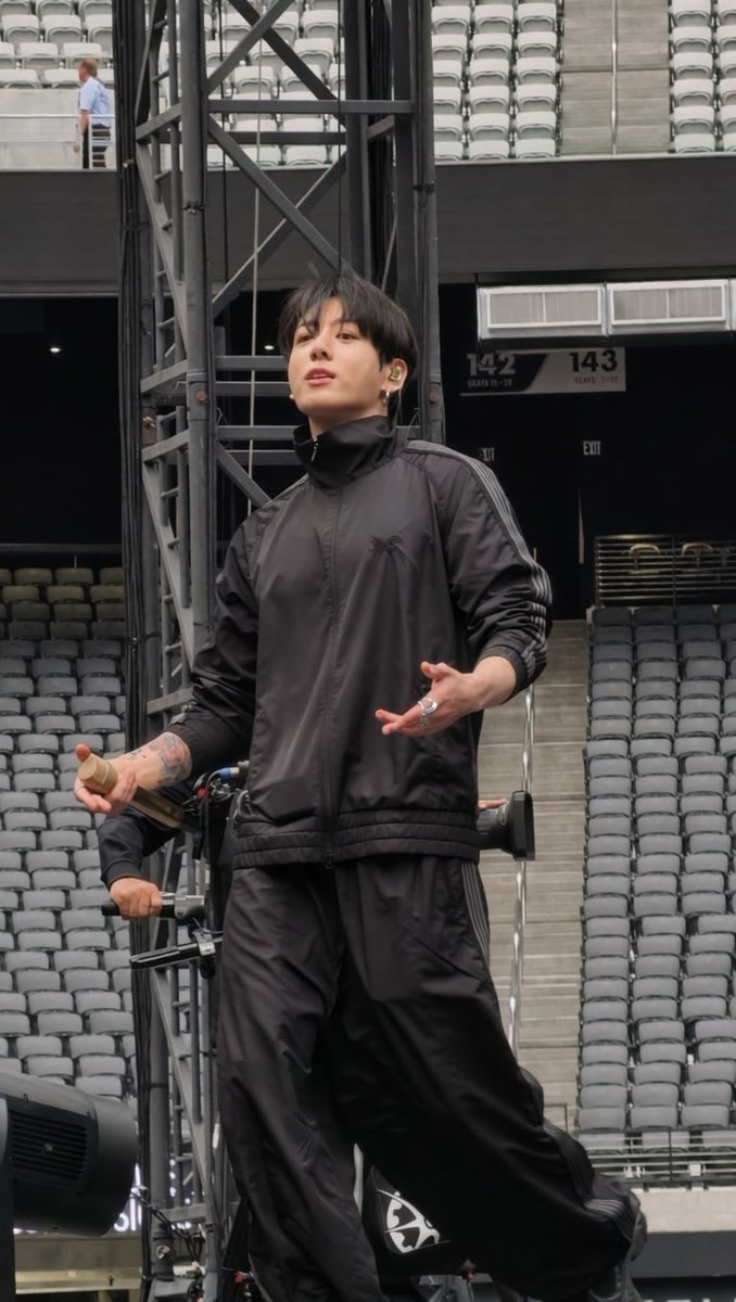 jjkukkk's tweet photo. ✰  ɪɴꜱᴛᴀɢʀᴀᴍ ᴘᴏꜱᴛ

                 SOUNDCHECK IN TOKIO 🔥

#BTSWorldRP  #𝐀𝐑𝐈𝐑𝐀𝐍𝐆RP #BTSWorldTourRP https://t.co/l5wzt3QZO7 https://t.co/Ll4XPHxa5x