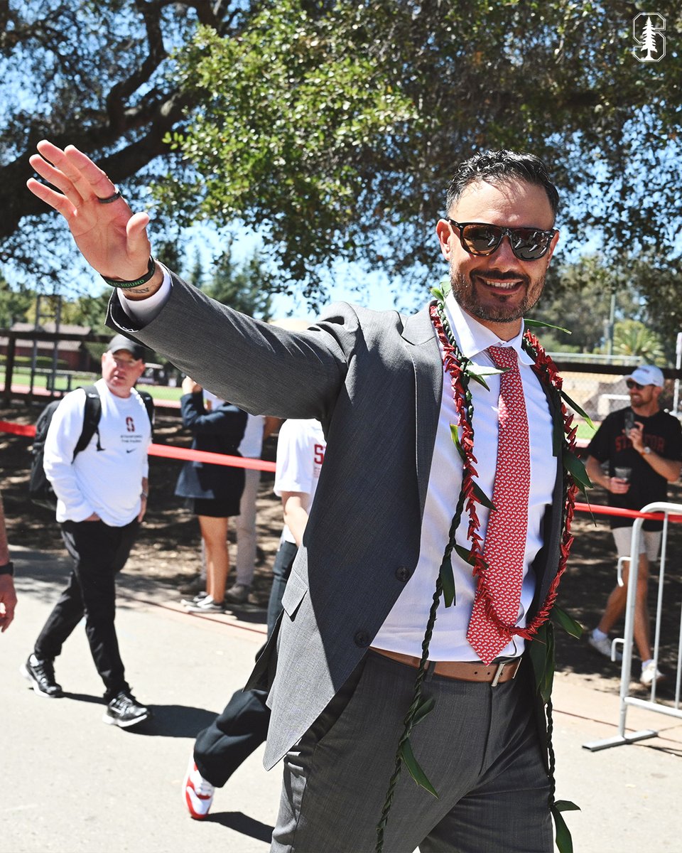 StanfordFball's tweet photo. First Walk of the year 🌲 https://t.co/cUwbm5IPxJ