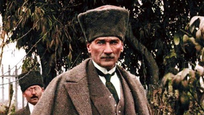 ozgurkoseoglu61's tweet photo. Bir solukta ağızlardan çıkan hece Türk
Çığlık çığlığa yaşıyor seni nice Türk
Bir millete can veren aziz ellerin
Her gün bin kez öpülüyor yüce Atatürk

Zafer Bayramımız kutlu olsun ! https://t.co/ImmJDsIKvs