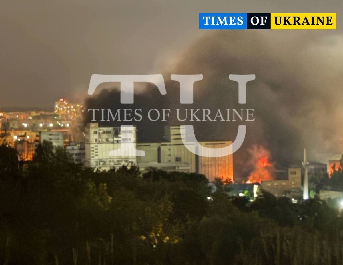 aleksthgrt's tweet photo. 🚨BREAKING NEWS

Kiev is on fire: the attack has been going on for nearly 80 hours, with warehouses, houses, and cars burning.🇷🇺🚀🔥

▪️In Podil, "everything is burning and exploding," local media report.
▪️In Kiev's Podil district, warehouses caught fire after a strike, authorities report.
▪️In Kiev's Holosiivskyi district, a warehouse building was damaged, they later added.
▪️Houses and infrastructure were damaged.