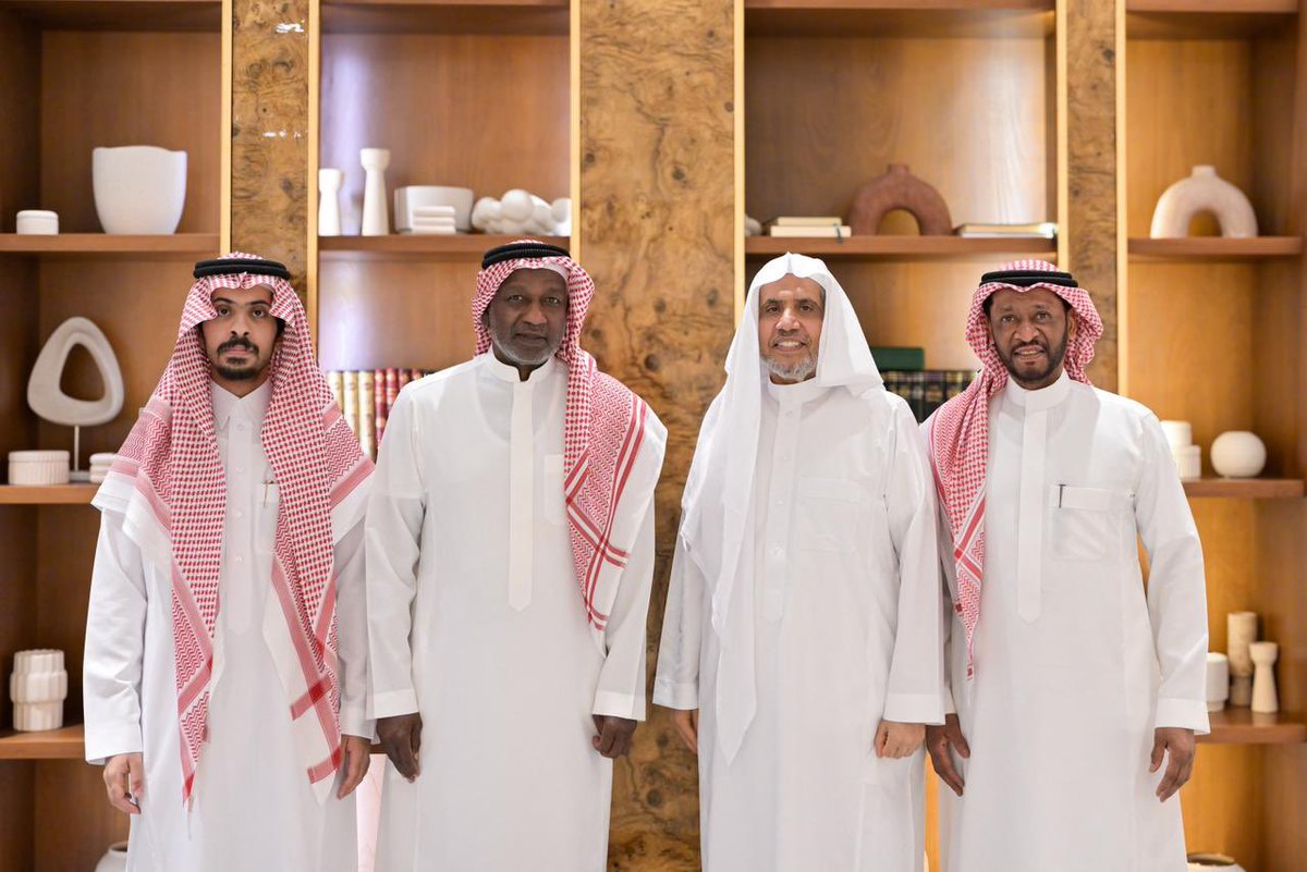 M_Abdullah_9's tweet photo. سعدت اليوم برفقة أخي الكابتن محيسن الجمعان بلقاء معالي الشيخ الدكتور محمد بن عبدالكريم العيسى، الأمين العام لرابطة العالم الإسلامي وعضو هيئة كبار العلماء.
لقاء ثري مع شخصية وطنية نفخر بها، بما تحمله من علم وحكمة وحضور مشرّف، وجهود كبيرة في تعزيز قيم الاعتدال والتسامح والحوار، وتقديم الصورة المشرقة للمملكة ورسالتها الإنسانية للعالم.
كل الشكر والتقدير لمعاليه على كرم اللقاء وحسن الاستقبال.