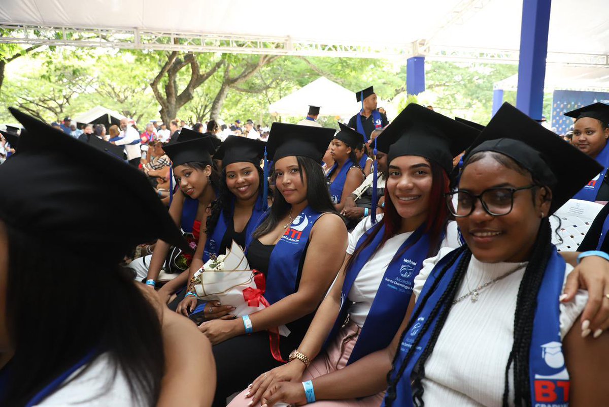 ramonsolano2477's tweet photo. Santo Domingo Norte vivió una jornada histórica con la celebración de su Primera Graduación Municipal, una iniciativa que reconoce el esfuerzo y los logros de cientos de jóvenes del municipio. 🎓👏

#AlcaldíaSDNContigo #GraduacionASDN https://t.co/sSalrZbZui