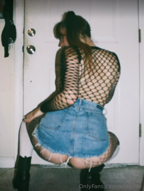 ShesFey's tweet photo. Maybe I’ll leave this one right here. 🖤 #nsfwtwtًً  #onlyfans #adultcontent https://t.co/Mc2sD6VN4N