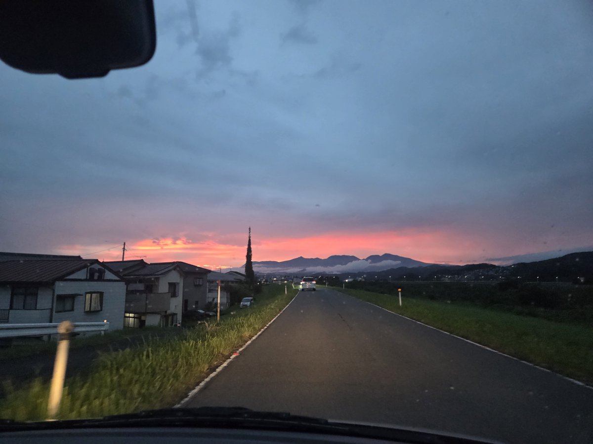 hasetheworld's tweet photo. おはよーございます🙋‍♂️
雨☂️長いですね～秋雨全線が…って
なんか季節が加速している様な
今朝は空が一面赤くなり撮影タイミング逃して既に黄色くなっていましたが
ここ朝焼け夕焼けがやけに赤い気がしますね
ゆっくりしたい日曜日
炊事洗濯終わったから
部活🏌️するっしょー💪
今日もよろしくでーす✋ https://t.co/MaMMvJ4jZ9