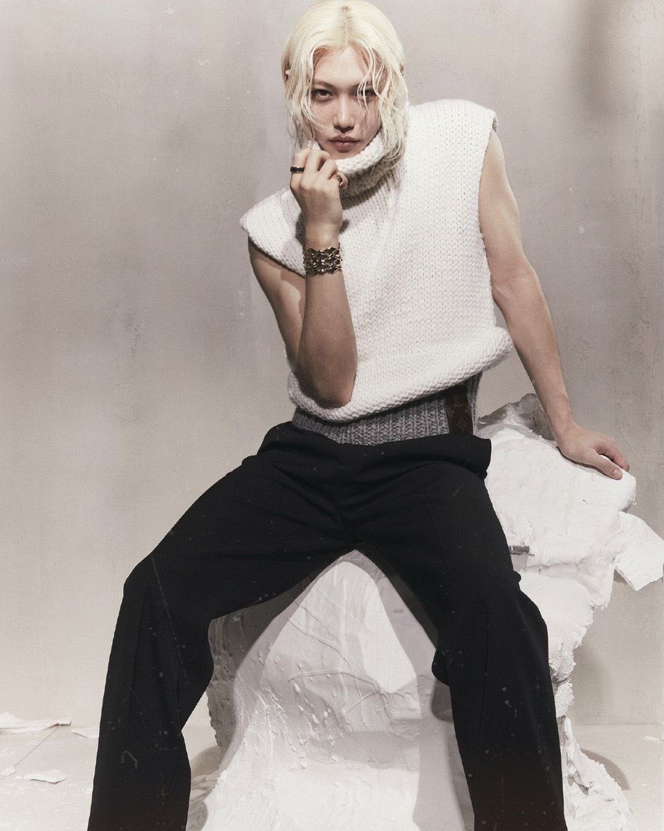 loveandskz's tweet photo. imagine saying felix isn’t androgynous https://t.co/kg0YF0bdP6