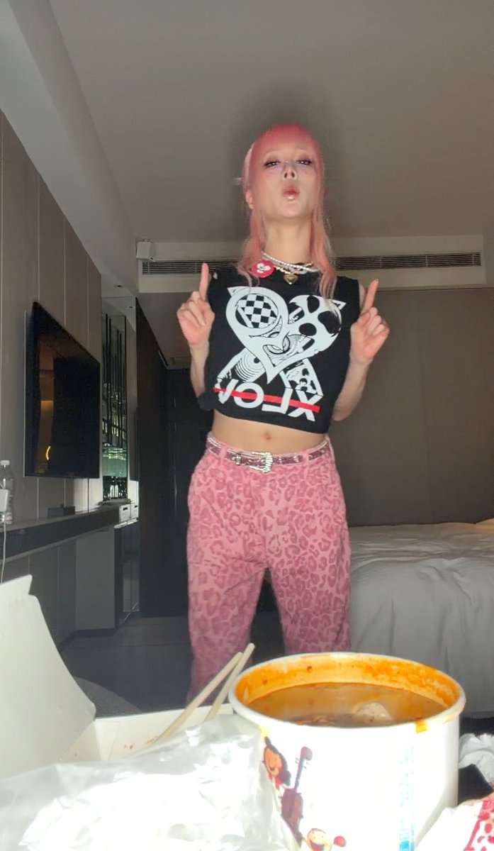 kfcrui's tweet photo. i love whatever’s wrong with her https://t.co/oCVqsbPh6B
