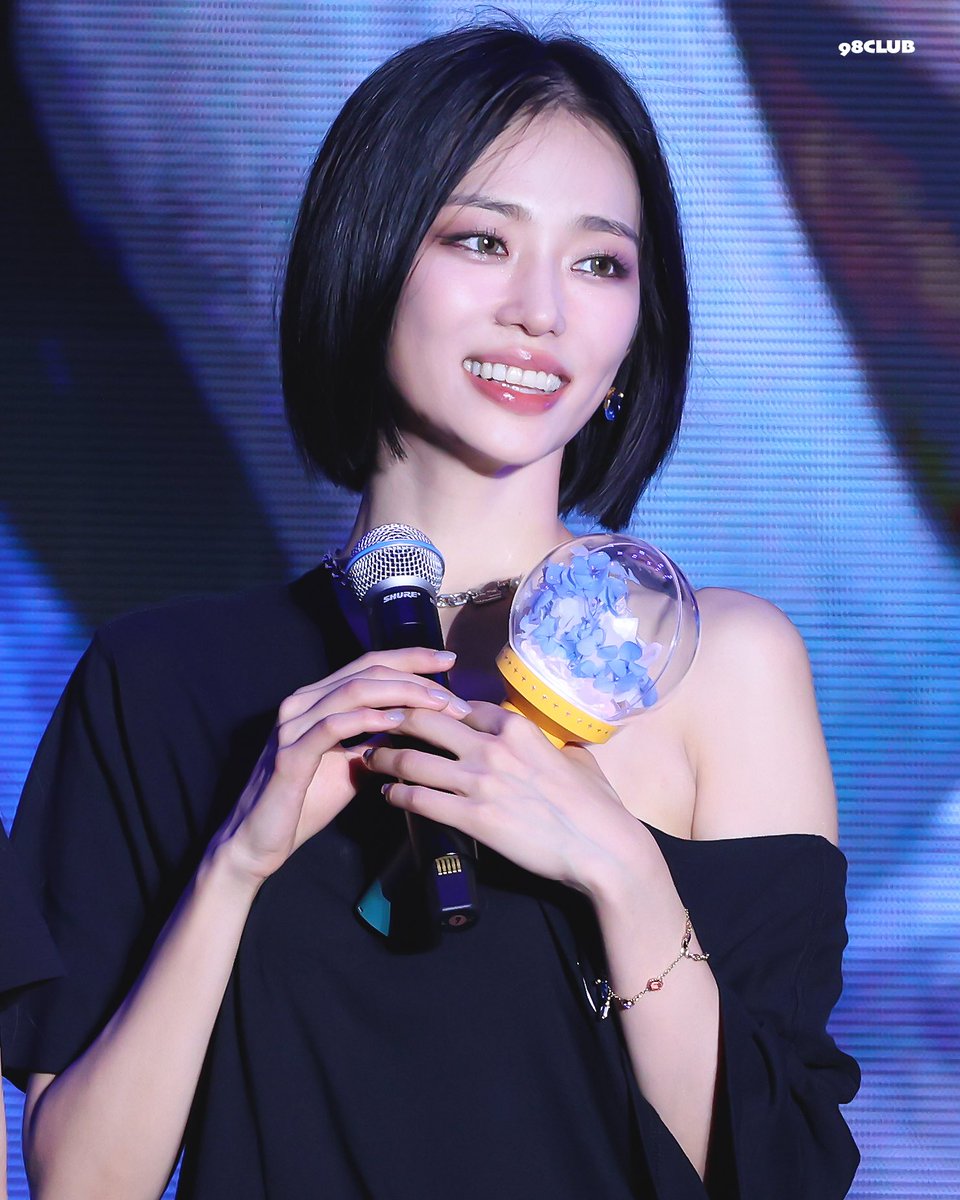 98_CLUB_'s tweet photo. 260829 After All in Hong Kong

멋진 하루를 선물해줘서 고마워🎁

#CLC #씨엘씨 #예은 #YEEUN #イェウン https://t.co/fcoOF6zNXm
