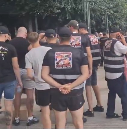 DzananBacicanin's tweet photo. Kad nema Bošnjaka, Hrvata, Albanaca... MLADIĆevci biju i Srbe i zbog toga nema zajedno "slava ti generale" i "ruke su vam krvave" - isti ovi koji sada vladaju, 90-ih su napravili ove ratne zločince, pa poseduju autorsko pravo na njih, znači,
ili si tamo ili ovamo. https://t.co/YVeNOXMTf9