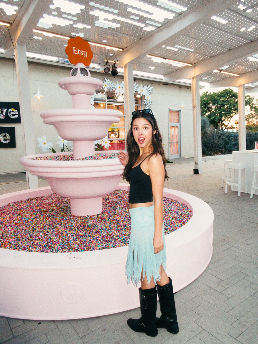DailyRodrigo's tweet photo. Yesterday, Olivia paid a surprise visit to the Etsy Creative Village at Daisy Chain Fields to check out all the different sellers and their stations ahead of the festival!

Photo Credit: cloudyytots https://t.co/rjDCfAczTT