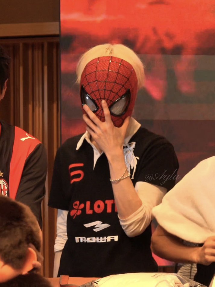 ilovjakez's tweet photo. I’M GOING INSANE OVER SPIDERJAKEEEE https://t.co/oQAxDOklVT