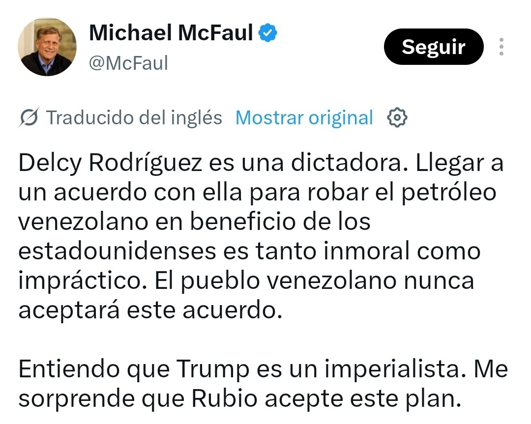 maibortpetit's tweet photo. EXEMBAJADOR DE EE. UU. EN RUSIA CALIFICÓ DE INMORAL E IMPRÁCTICO EL ACUERDO CON LA DICTADURA DE DELCY
El exembajador de Estados Unidos en Rusia, Michael McFaul, cuestionó duramente el acuerdo petrolero anunciado el 28 de agosto de 2026 entre la administración de Donald Trump y Delcy Rodríguez, a quien calificó de “dictadora”.
El pacto contempla que empresas estadounidenses tengan control mayoritario sobre 17 campos petroleros, con reservas estimadas en 65.000 millones de barriles y más de US$100.000 millones en inversiones privadas. La negociación estuvo a cargo de Marco Rubio, secretario de Estado de EE. UU.
McFaul calificó el acuerdo de “inmoral e impráctico”, al considerar que prioriza el acceso al petróleo por encima de una transición democrática y cuestionó que realmente vaya a beneficiar al pueblo estadounidense o venezolano.