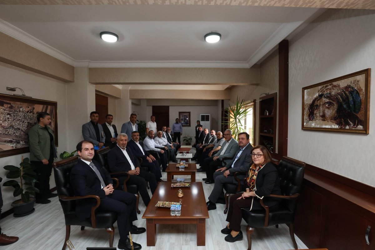karkamkaymakam's tweet photo. 📌*KAYMAKAMLIK MAKAM ZİYARETİ*

Gaziantep Büyükşehir Belediye Başkanımız Sn. Fatma ŞAHİN, beraberindeki heyet ve AK Parti Gaziantep İl Başkanı Sn. Fatih Muhaddis FEDAİOĞLU ile birlikte, ilçemizde görevine başlayan Kaymakamımız Sayın Ferdi AKGÜN’e hayırlı olsun ziyaretinde bulundu https://t.co/pFm7Gtzavs