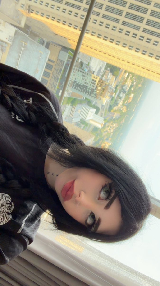 DaisyCutiiee's tweet photo. Owning every millimeter of this intense eye contact. https://t.co/pTWoPQnQgy