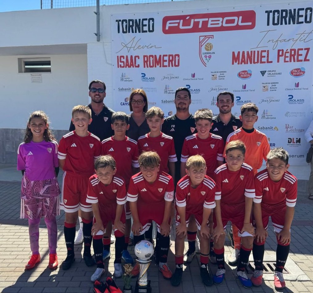CanteraSFC's tweet photo. TORNEO | El #SevillaFCAlevC se trae para casa la I edición de la Isaac Romero Cup tras superar en la final al Betis (Alevín A). Antes se ganó al Cádiz CF (Alevín A) entre otros equipos.

¡Enhorabuena, equipo! 🏆💪

#CanteraSevillaFC ⚪️🔴 https://t.co/keuig2nGzZ