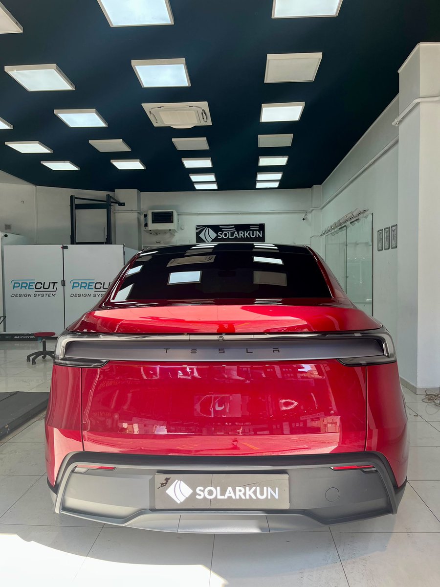 SolarkunTR's tweet photo. Model Y Juniper. ♥️
Fabrika boyası değil, 200 mikron PPF.
Elektriklide tampon, far çevresi ve radar hattı hassas.Elle kesilmez. Plotter kesim.

Çizik tutmaz. Darbeyi emer.
Renk aynı kalır, kaporta yıpranmaz.

Juniper’a PPF şart mı, yoksa “zaten yeni” diye beklenir mi?
Atölye: Solarkun