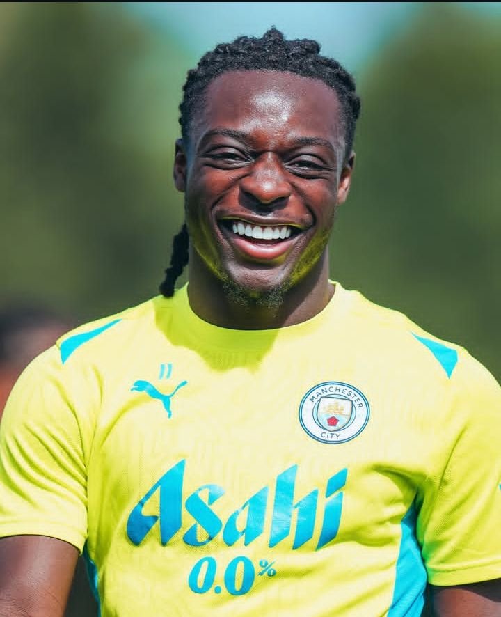 HawauOfTheGame's tweet photo. 🚨💙 Jérémy Doku injury update:

Doku has now been sidelined for 13 days after picking up a calf injury against Arsenal in the Community Shield on August 16.

The initial prognosis from Enzo Maresca was positive — 2–3 weeks out, “no more than that.” He has already completed almost two weeks of his expected recovery period.

That means, if his rehabilitation continues as expected, Doku could be entering the final days of his recovery, with potentially just a few days to around a week left before a possible return.

For a player whose game relies heavily on explosive acceleration, sprinting and sudden changes of direction, rushing a calf injury would be a bad idea. But the short-term timeline is encouraging.

Dear Cityzens, panic no more.... Our solid Doku will be back soon💙🩺
#MCFC
