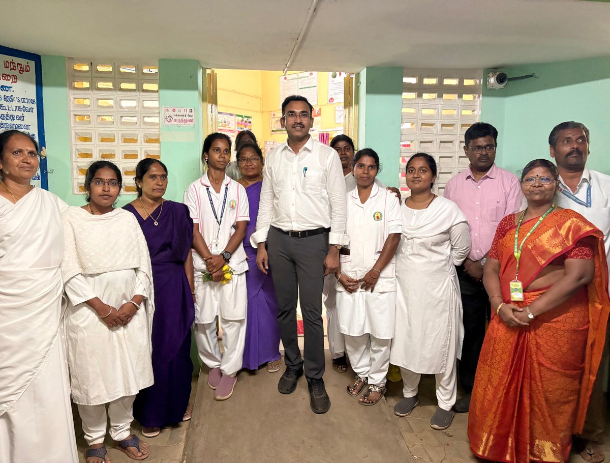 arunraajkg's tweet photo. இன்றைய தினம்  நமது கிருஷ்ணகிரி சுற்றுப்பயணத்தின் ஒரு நிகழ்வாக தேன்கனிக்கோட்டையை அடுத்த, கக்கதாசம் ஊராட்சியில் இருக்கும் ஆரம்ப சுகாதார நிலையத்தை பார்வையிட்டு ஆய்வு செய்தோம்.

22 ஆண்டுகளுக்கு முன்பு 2004 ஆம் ஆண்டு இதே கிராமத்தில் அரசு ஆரம்ப சுகாதார நிலையத்தில் மருத்துவராக பணியில் சேர்ந்தோம். நாம் பணியாற்றிய காலங்கள் மனதுக்குள் அழகாய் விரிந்தன.

அப்பகுதி மக்கள் இன்றும் அதே அன்போடு வரவேற்றனர். இன்றும் பணியில் இருக்கும் என்னுடைய கடந்த கால சக பணியாளர்களை பல வருடங்கள் கழித்து சந்தித்தது மிகுந்த மகிழ்ச்சியை ஏற்படுத்தியது.

இக்கிராமத்தில் உணவு விடுதி போன்ற வசதிகள் இல்லாத காலகட்டத்தில்  ஐந்தரை ஆண்டுகள் இக்கிராமத்திலேயே தங்கி  ( Medical officers quarters)  சேவை செய்தது இன்றளவும் மனநிறைவு கொள்ள செய்கிறது.

அடித்தட்டு மக்களுக்கு சேவை செய்வது ஒன்றுதான் நமது லட்சியம். அந்த வகையில் கிராமத்து மக்களின் தேவைகள் மற்றும் அவர்களின் வலிகளை புரிந்துகொள்ள இக்காலக்கட்டம் பெரும் உதவியாக இருந்தது என்று சொன்னால் அது மிகை ஆகாது. நிச்சயம் நாம் தொடர்ந்து  மக்களுக்கு உண்மையாகவும் நேர்மையாகவும் தொண்டாற்றுவோம்.
நம்முடைய வருகையை நினைவுபடுத்தும் வகையில்  மரக்கன்று நட்டோம்.
இந்த அரும்பெரும் வாய்ப்பினை  அளித்த காலத்துக்கும், நமது மாண்புமிகு முதலமைச்சர் அவர்களுக்கும் மனதார நன்றி செலுத்திக்கொண்டோம்.

@CMOTamilnadu | @HM_TamilNadu 

#CMJosephVijay‌  | #கிருஷ்ணகிரி  | #மக்கள்சேவை  | #மருத்துவசேவை | #சேவையேலட்சியம் | #ArunraajTVK