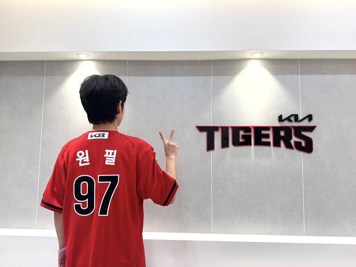 6__09_07's tweet photo. 나한테 등번호는 67번 아니면 97번뿐이야 https://t.co/9EMGIQ0Ne5