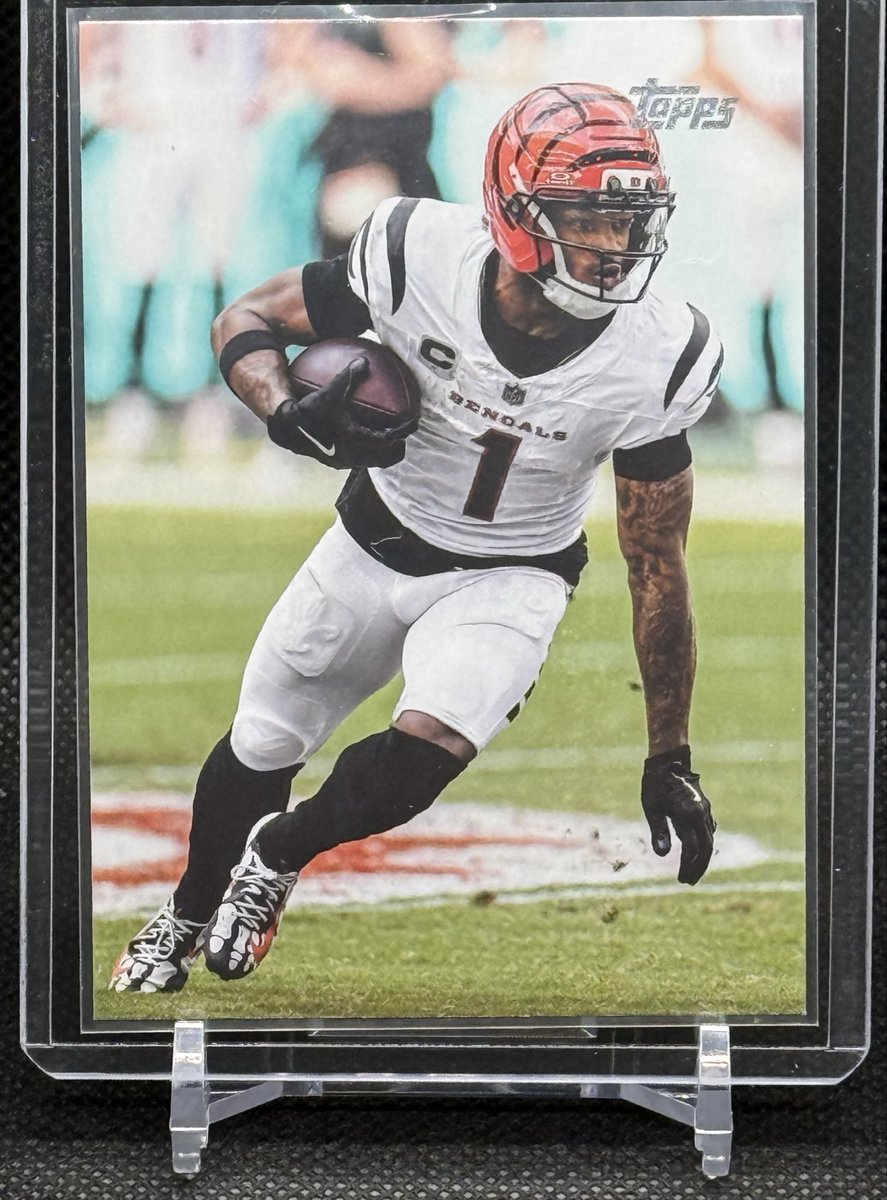 HendyRc189's tweet photo. This Jamar Chase card seems to be unique since there isn’t any writing and doesn’t have a border, is this a good hit? #thehobby #TheHobbyFamily #cardpurchaser #FGV #FGVs 🍻
@Topps @CardPurchaser @Get_BIG_Cards https://t.co/QmyPAdaeBl