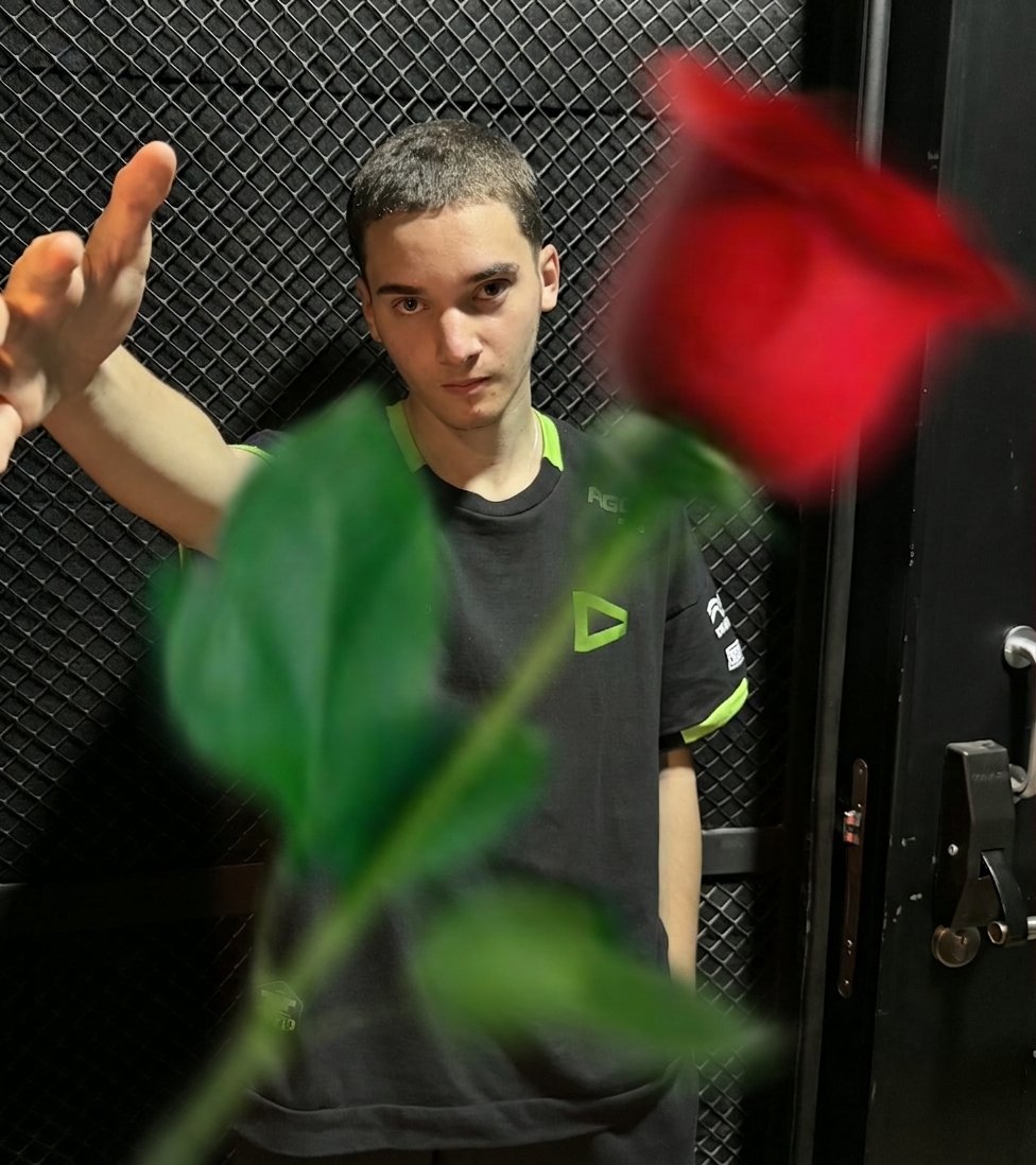 LOUDgg's tweet photo. 🌹 https://t.co/X6M9kycmjr