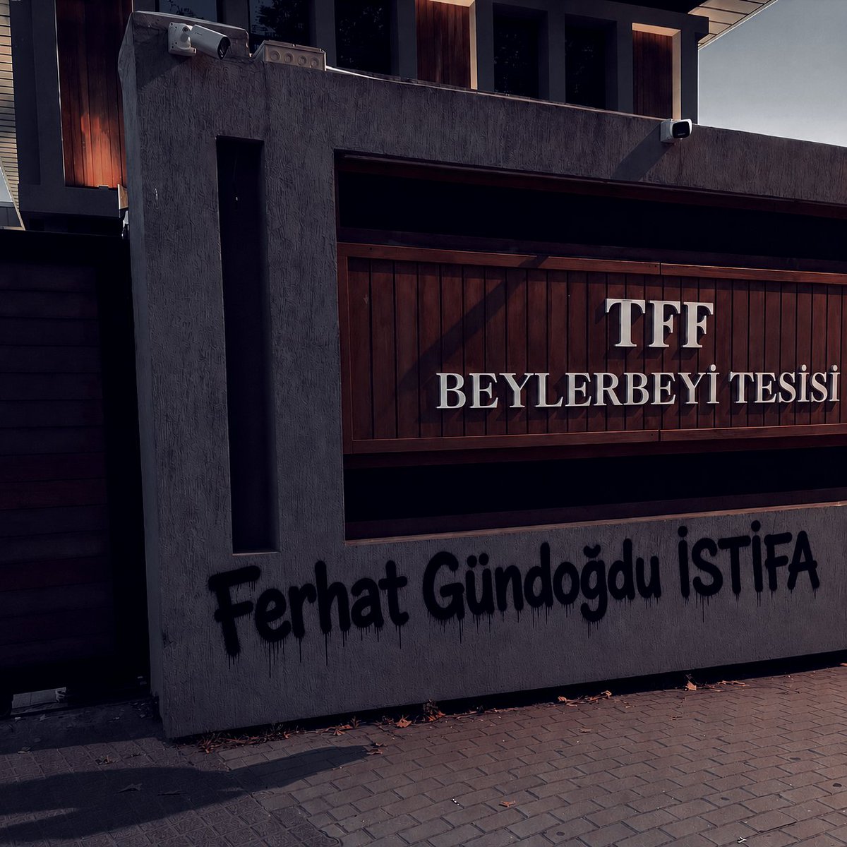 IliverKahn's tweet photo. Nasıl olsa zaman geçince unuturlar diye düşünüyorlar.Çok değil 2 hafta sonra yine sahyene çıkarlar. Yumuşamayın.

Bunlardan adalet beklemeyin. Tek adalet bunların istifa etmesi olur. 

#FerhatGündoğduİstifa https://t.co/mISqSoTeJV