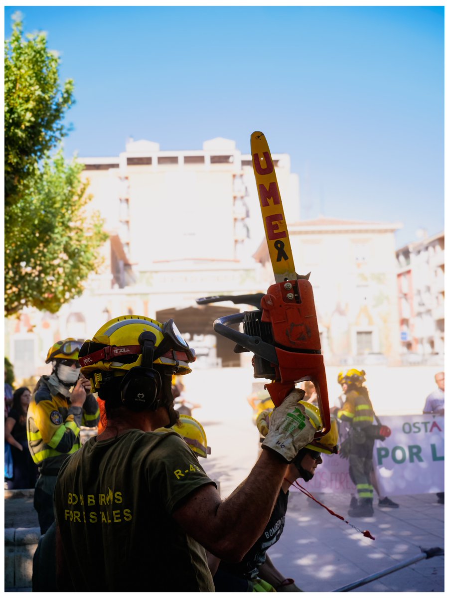 OSTAsindicato's tweet photo. ✊✊ Nos manifestamos por las calles de Barbastro por la mejora de las condiciones del operativo.

👉 En cada rincón de Aragón el apoyo de la ciudadanía es espectacular,  todos y cada uno de los @gobaragon y las direcciones de SARGA no han escuchado las mismas durante décadas. https://t.co/gYSiC5SxS4
