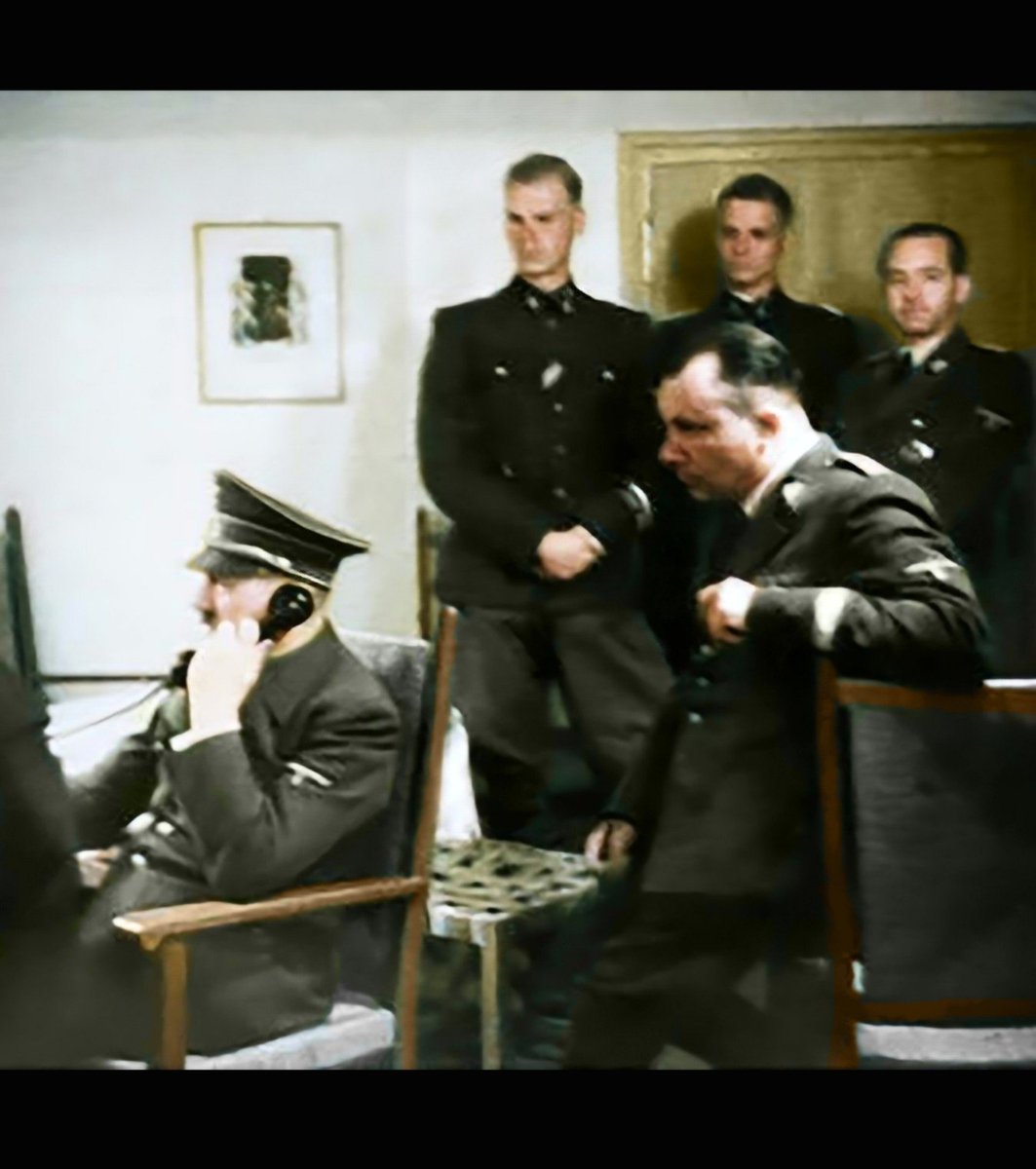 BersekEv's tweet photo. A la izquierda, el líder sionista Benjamín Netanyahu, sigue el bombardeo de Beirut, desde el hotel Loews, Nueva York, en la actualidad.

A la derecha, el líder nazi, Adolf Hitler, sigue el bombardeo de Europa occidental, desde su cuartel general de Felsennest, 1940.

Fascistas. https://t.co/v4g247Ty1p