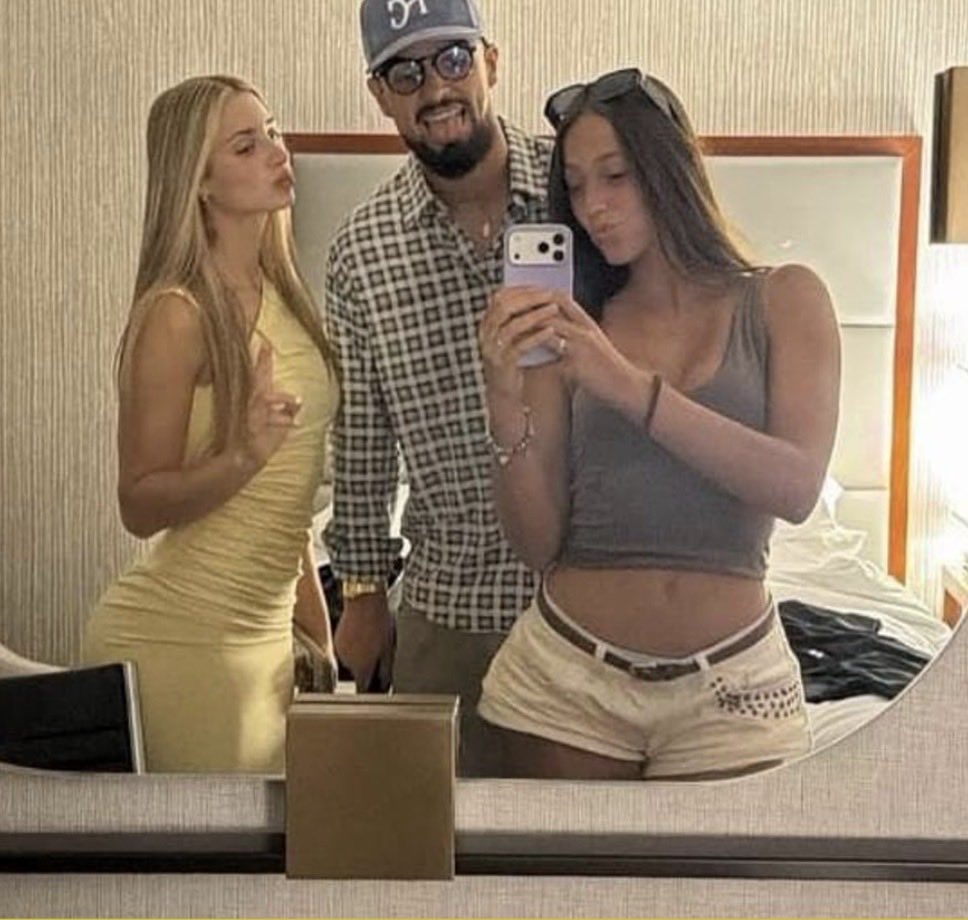 porqueTTarg's tweet photo. "Escándalo"

Porque en medio de los rumores sobre el "encuentro" entre un jugador de la Selección y dos "influencers", tras el triunfo de Argentina contra Inglaterra en el Mundial, se filtró una foto del "Flaco" López con "Clari" Cremaschi y "Jaz" Peralta. https://t.co/HqgwabUyYU