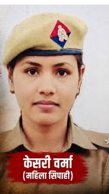vivekkumar84's tweet photo. इस देश ने कुछ घंटों पहले रक्षाबंधन मनाकर रक्षा की सौगंध खाई ?

लेकिन त्योहार का माहौल बदलते बदलते एक बहन कुछ मैकाले के मानसिकता वाले वंशजों की क्रूर व्यवस्था का शिकार हो गई ?

वास्तव में @Uppolice एक अर्दली के समान संचालित होती है !
सेलेक्टिव टॉलरेंस की नीति ने पुलिसिंग ध्वस्त कर दी है !

यूपी में गृहमंत्री के हर दावे इस घटना ने ध्वस्त कर दिए हैं !

सिंडिकेट के आगे लाचार बेबस नेता और अधिकारियों के हाथो में उनकी फाइलें उनको 
पूरा मौन विकलांग और अपाहिज साबित करती है ?

यूपी में अधिकारियों की GD एंट्री और उपस्थिति के मानक हो न हो लेकिन कार्यकारी बल के लिए तमाम नियम हैं ?

अपने अहम को संतुष्ट करने का साधन है मानवीय कृत्य और पारदर्शिता न रखना !

ये मृत्यु नहीं हत्या ही कहीं जाएगी कानूनी परिधि में लेकिन जिम्मेदार ही इसके जवाबदेह हैं ये बात और है एक फाइल बनकर रह जाएगी ये घटना और इसका पाप भोगेंगे वो जिनका ऐसे कृत्य से लेना देना नहीं ?

जैसे रावण से पहले उसके हितैषी और अपनों ने भोगा आँखें मूँदकर ?

न्यायपालिका और प्रशासन से जुड़े लोगो के वंशजों की स्थिति देख लीजिए ?

कुछ प्रतिशत छोड़कर सभी के अधिकतर बर्बाद हैं !
कारण सिर्फ “ हाय” कमाना !

ईश्वर मृतक बहन की आत्मा को शांति दें 
और इस मृत्यु के जिम्मेदारों को नरकाग्नि 💐