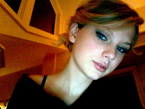 raresblvd's tweet photo. the era when every celebrity used to take grainy webcam selfies https://t.co/KTM4UD7Kie