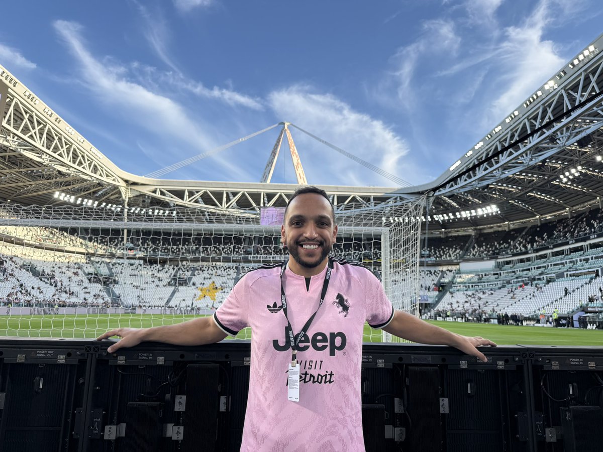 juve_ar's tweet photo. اليوم من حسن حظي قدرت افوز بجولة مع مشجعين حول العالم قبل مباراة يوفنتوس ضد بارما ،
بدعم مشكور من 
رابطة يوفنتوس في الكويت؛
المهم سمعوا الفيديو🤣
فورزا يوفي https://t.co/aNOqc05diJ