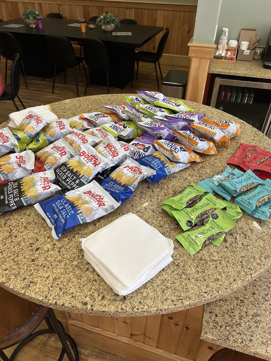 balsam_place's tweet photo. We had a blast this afternoon at the Balsam Place Clubhouse decorating tote bags, snacking, and chatting with neighbors!😊👜 What a fun way to kick off the weekend!🎨
#balsamplace #tewksburyma #residentevent #neighborsandfriends https://t.co/GJVJOjV6xe