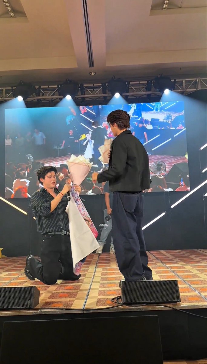 littlenuaa's tweet photo. คุกเข่าแบบเต็มตัว โอ้ยไม่ไหววววววว😭😭😭 https://t.co/WCuHmaXWBb