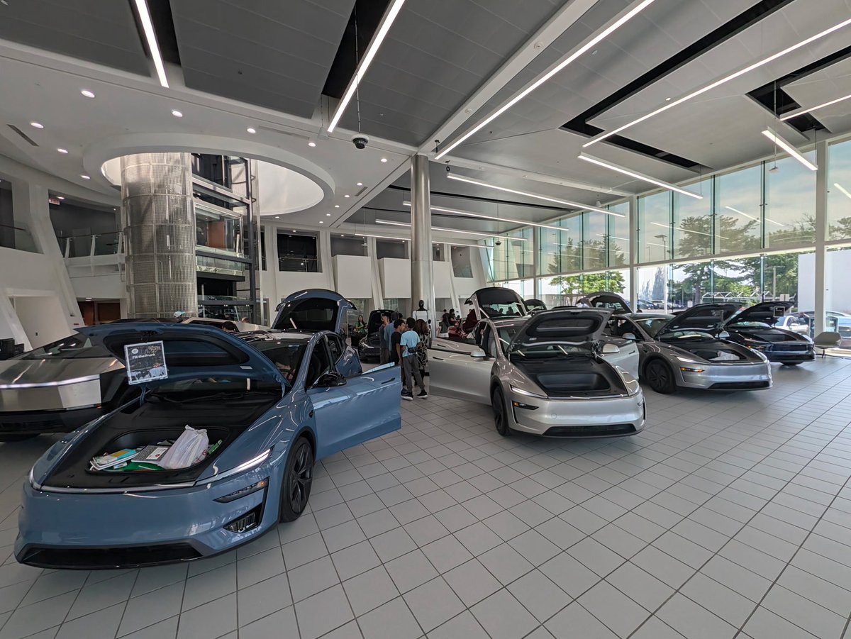 TeslaMaryland's tweet photo. Tesla Rockville Event in Full Effect!! 
End of Summer Madness!! 
Thanks to All that Attended!! 

@Tesla @borkowskirobert @jcadman22 @Jeff_D_Taylor @1qu1cky @mdvolt https://t.co/QXpgEsneGh