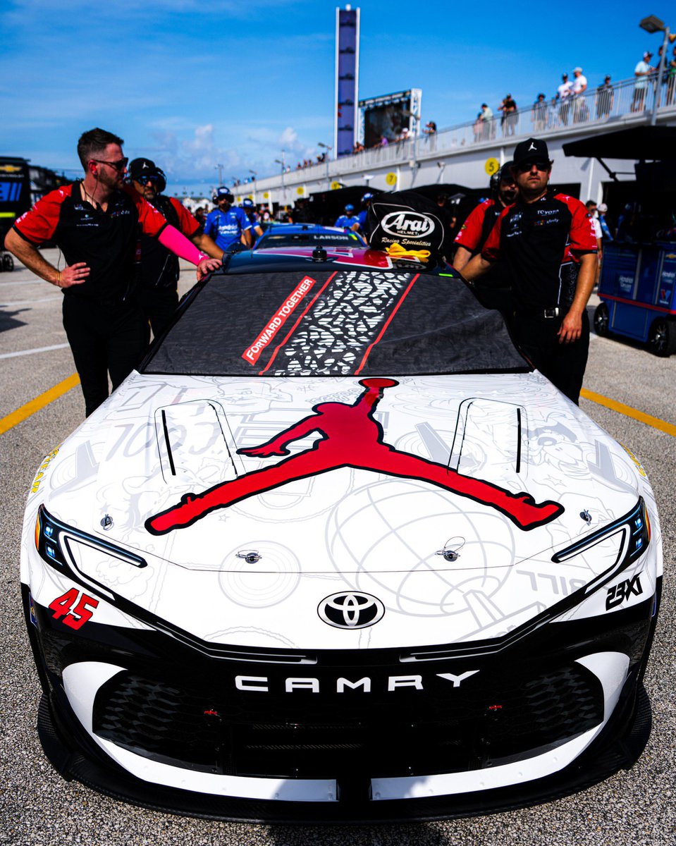 SoleRetriever's tweet photo. Tyler Reddick debuts his “Space Jam” Air Jordan 9-inspired No. 45 Toyota Camry at Daytona 🪐🏀

📷 @NASCAR https://t.co/5i2QnZiEqU